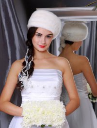 Свадебные головные уборы для зимы: меховая шапка невесты
