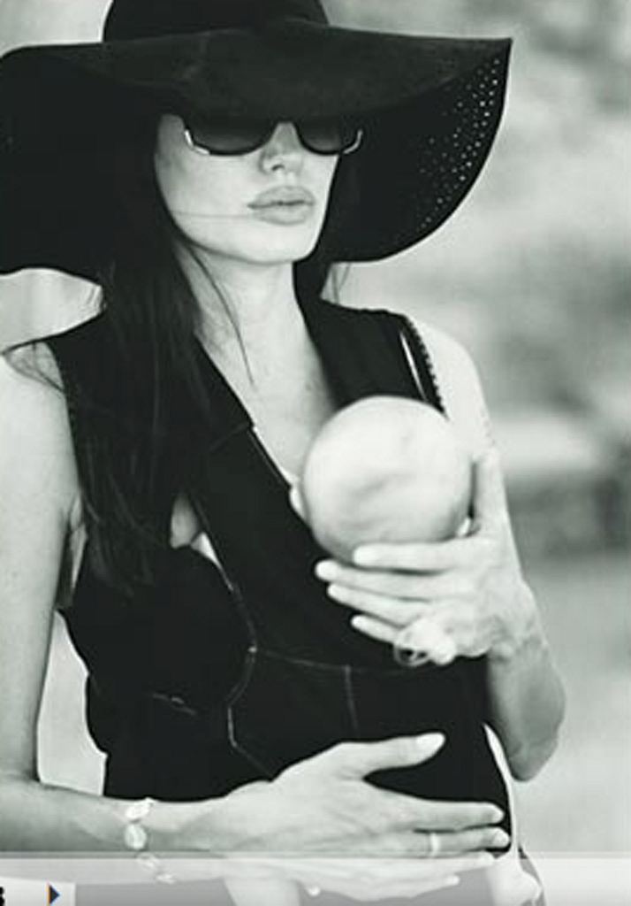 Говорят: Анджелина Джоли снова беременна?