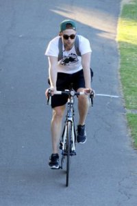 Роберт Паттинсон гоняет на велосипеде по Австралии