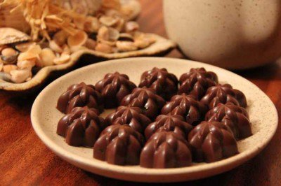Десерты для влюбленных: шоколадные конфеты с черносливом и фундуком