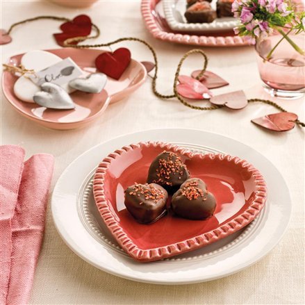 Сервировка стола на День святого Валентина: тарелки-сердечки