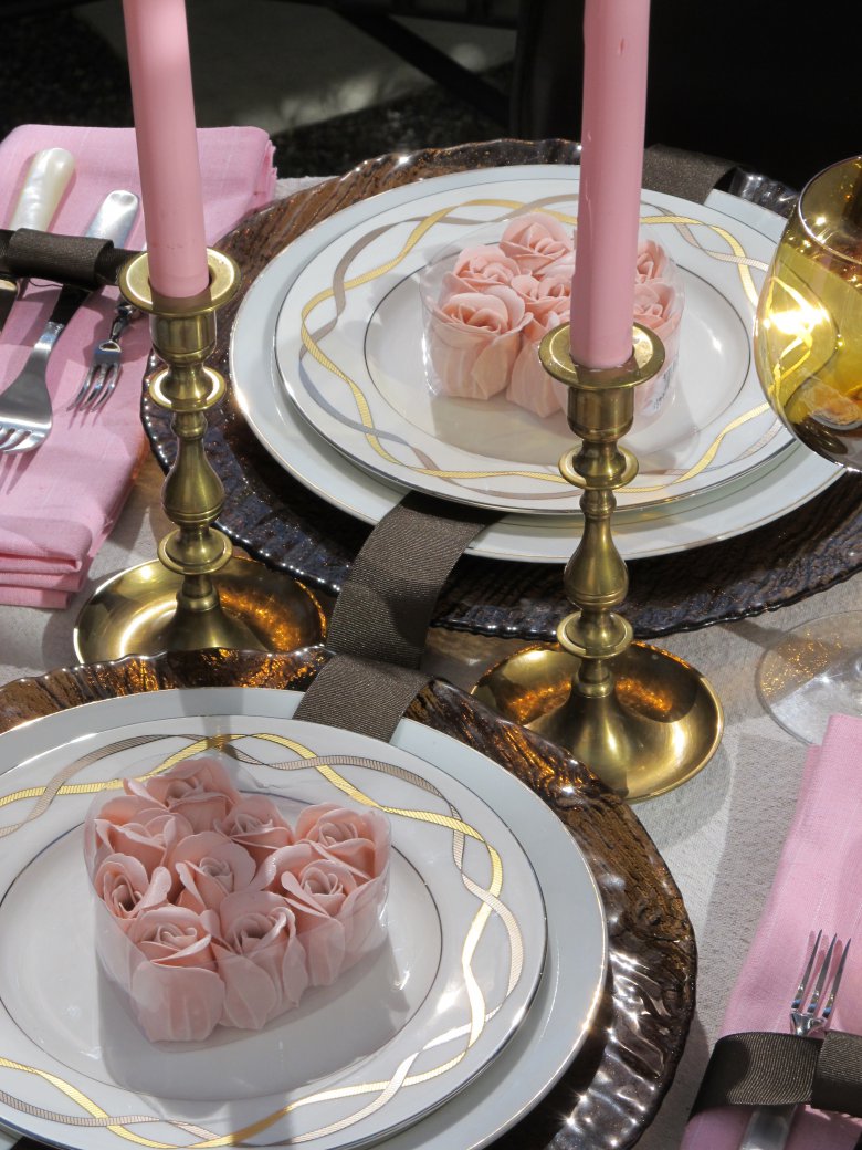 «Розовая» идея сервировки стола на День святого Валентина