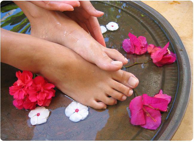 Цветочная ванночка для ног от трещин на коже