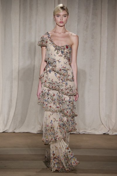 Многослойное платье от Marchesa на неделе моды в Нью-Йорке