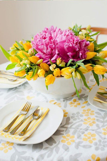 Весенняя композиция из цветов для украшения стола