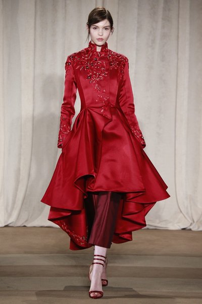 Красное платье от Marchesa на неделе моды в Нью-Йорке