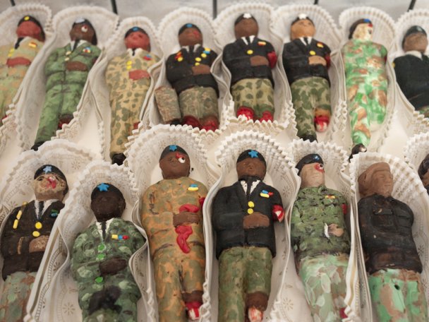 Конфеты для настоящих мужчин: мертвые солдаты и торчащие кишки