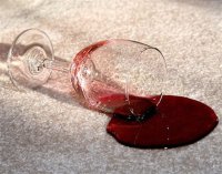 Как вывести пятно от красного вина
