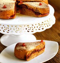 Постные десерты: пирог со сливами и брусникой