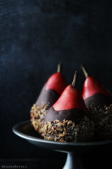 Необычный десерт: груши в шоколаде и миндальной крошке