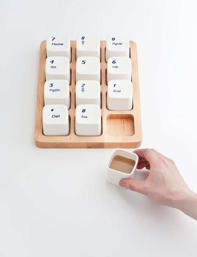 Набор чашек, стилизованный под клавиатуру