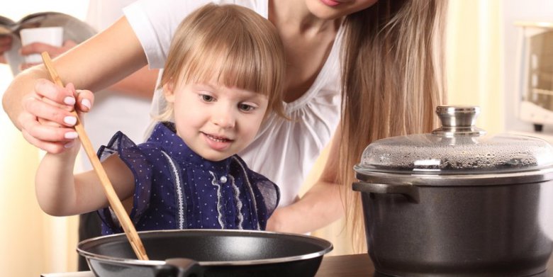 Ребенок на кухне: помеха или ваш помощник?
