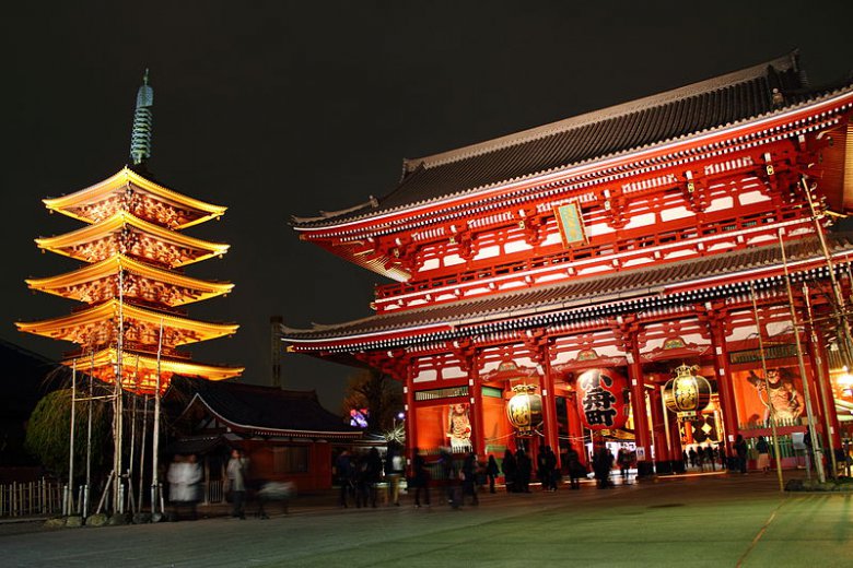 Красивый храм Сэнсо-дзи в Токио