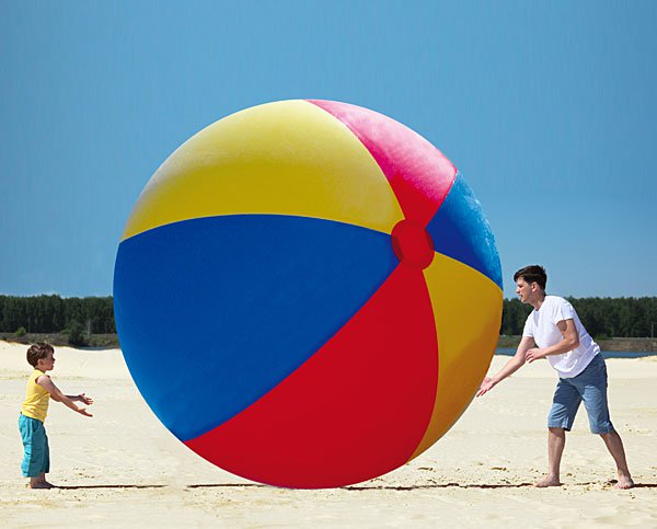 Гигантский пляжный мяч