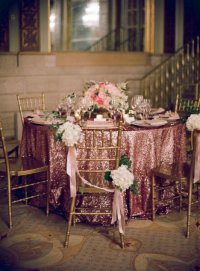 Рассаживаем гостей на свадьбе: большой круглый стол