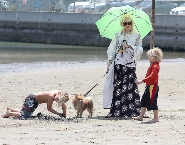 Гвен Стефани с сыновьями на пляже