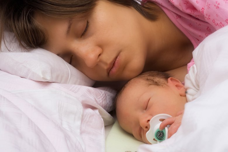 Как кормить новорожденного в первые сутки?