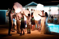 Запуск бумажных фонариков на свадьбе