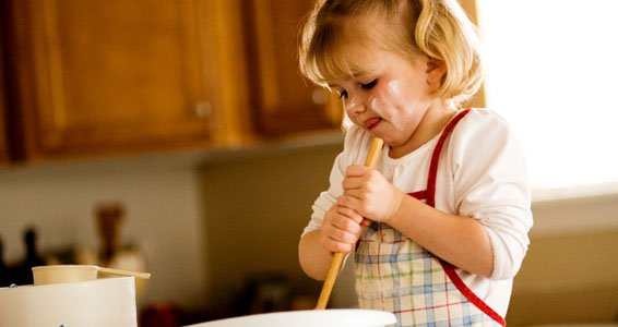 Игры с ребенком на кухне: мамина ошибка