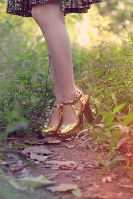 Золотые туфли: с чем носить?