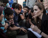 Анджелина Джоли не бросила благотворительность