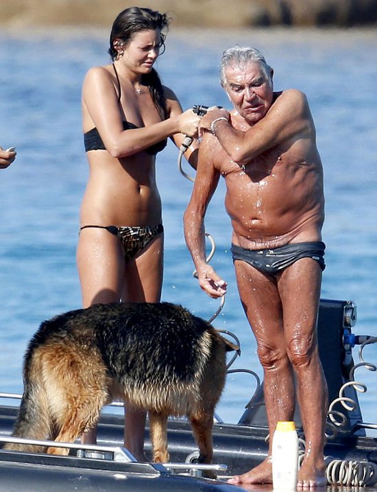 Роберто Кавалли с любовницей на пляже