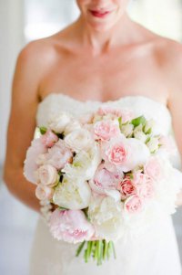 Пионовидные розы в букете невесты