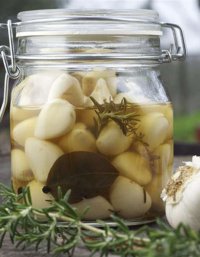 Заготовки на зиму: рецепт маринованного чеснока