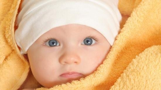 Когда и почему меняется цвет глаз у ребенка?