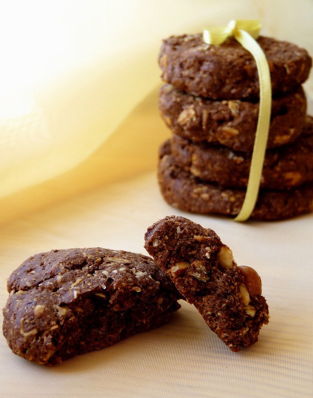 Овсяное печенье с какао и орехами