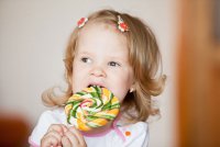 Какие сладости и когда можно давать ребенку?