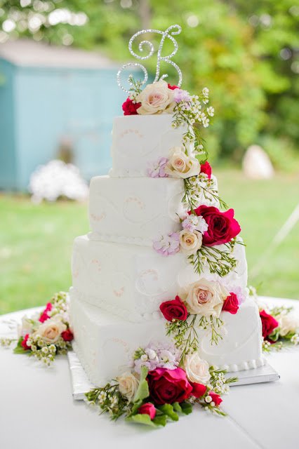 Украшение свадебного торта цветами