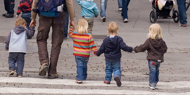 Как научить ребенка переходить дорогу