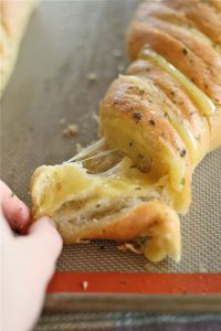 Сырно-чесночный домашний хлеб