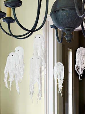 Украшение дома на Хэллоуин: маленькие марлевые привидения