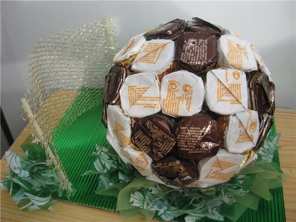 Идея для сладкого подарка: футбольный мяч из конфет