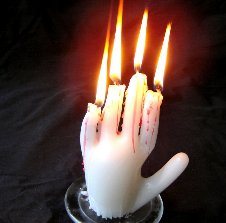 Свеча на Хэллоуин в форме руки