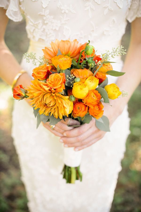Осенний букет невесты в оранжево-желтой гамме