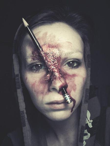 Идея макияжа на Хэллоуин: бой карандашами