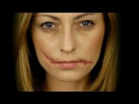Простой макияж на Хэллоуин: разорванные губы