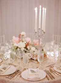 Сервировка свадебного стола: бокалы и столовые приборы