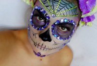 Идея макияжа на Хэллоуин: сахарный череп со стразами