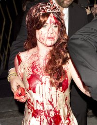 Звездный Хэллоуин: Келли Осборн испачкалась кровью