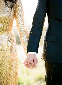 Свадьба в золотом цвете: платье невесты и костюм жениха