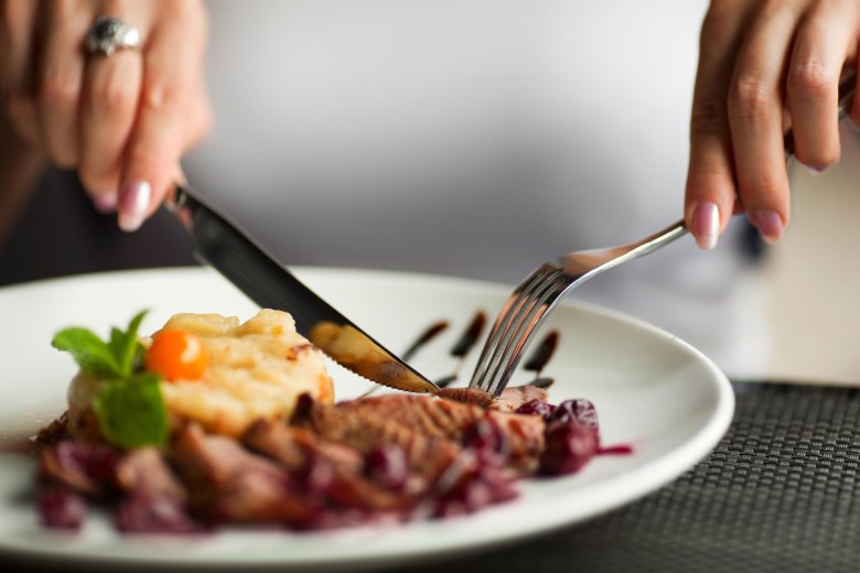 Правила этикета за столом: как едят различные блюда