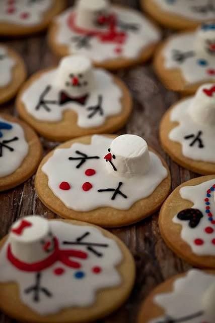 Идея для украшения печенья на Новый год: растаявший снеговик