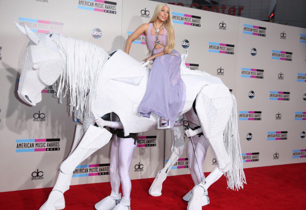 Леди Гага приехала на коне на American Music Awards