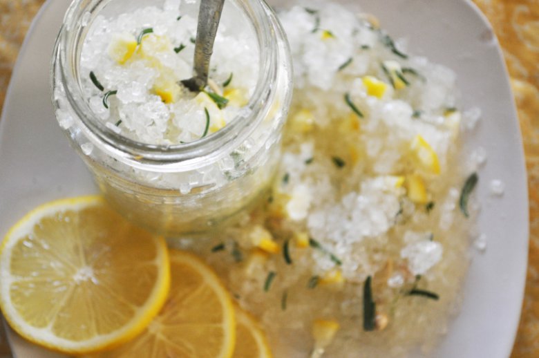 Домашняя соль для ванны с лимоном и розмарином