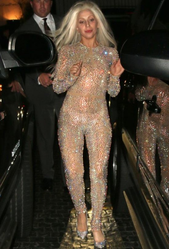 Леди Гага в прозрачно-сверкающем наряде
