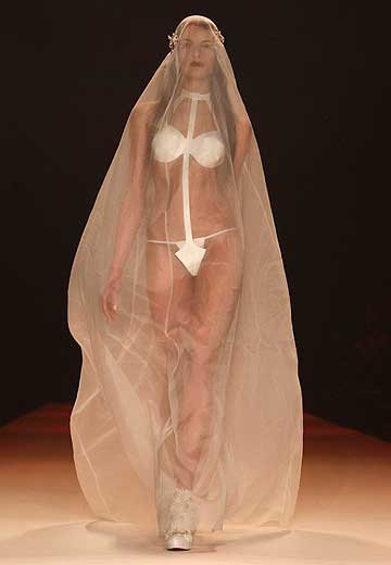 Очень странное свадебное платье от немецких дизайнеров